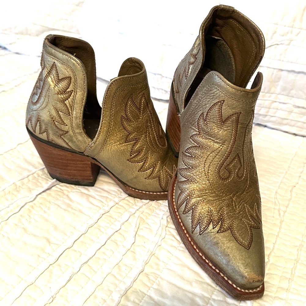 Ariat Women’s Dixon 1002787 Gold Snip Toe Boots Ankle Booties size 8.5